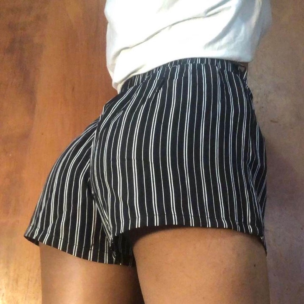 B&W striped High Waisted shorts!
